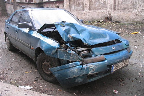 Patnáctiletý mladík se sádrou na ruce naboural s tímto autem na Milady Horákové
