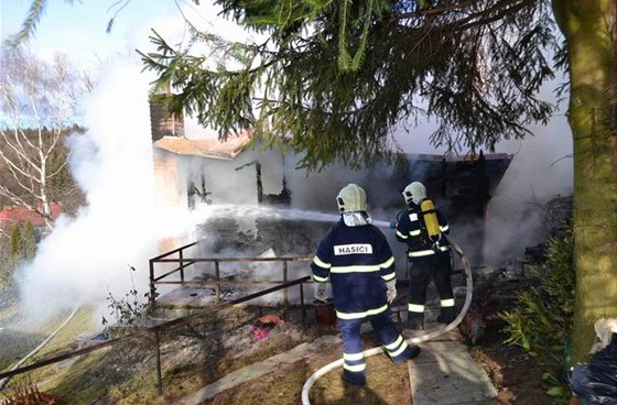 Požár chaty ve Vysoké na Jihlavsku si vyžádal život jednasedmdesátileté ženy, která v ní přebývala společně se psem a kočkami. Ilustrační snímek