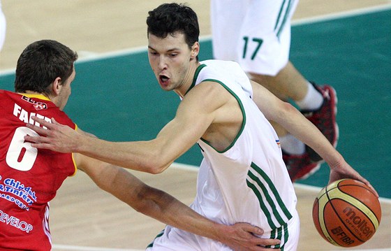 Momentka z pohárového utkání basketbalist Liberce a Pardubic