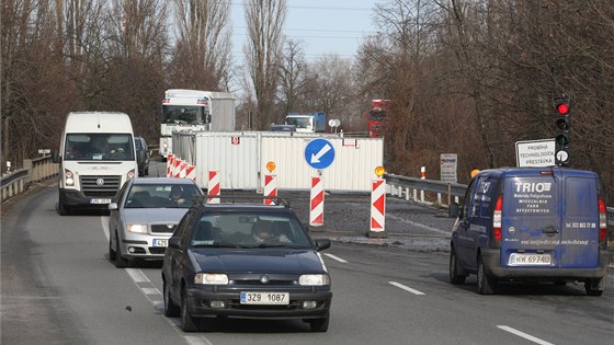 idii, kteí jezdí na trase Otrokovice - Uherské Hradit, musejí ekat v...