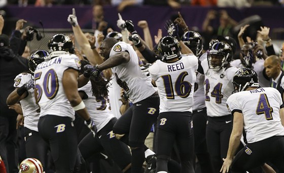 Hrái Baltimore se radují z vítzství v Super Bowlu. 