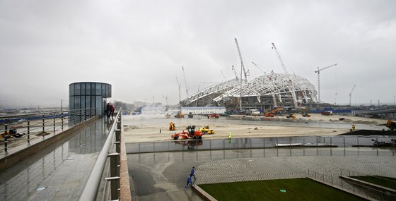 Pohled na stavbu hlavního olympijského stadionu v Soi.