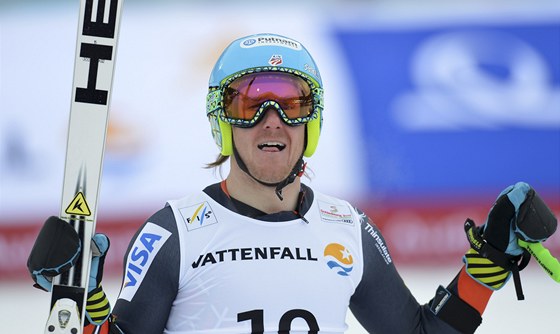 Americký lya Ted Ligety sleduje v cílovém prostoru, jak si vedou jeho soupei