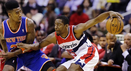 Washingtonský basketbalista Jordan Crawford (vpravo) se snaí obehrát Imana