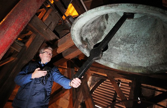 Čtyři nové zvony pro katedrálu vytvoří Petr Rudolf Manoušek. Na snímku si prohlíží zvony, které jsou ve věži nyní.