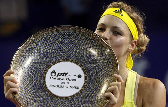 Maria Kirilenková s trofejí pro vítzku tenisového turnaje v Pattaye.