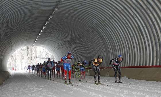 TUNEL. Balík bc projídí tunelem na olympijské trati v ruském Soi. 