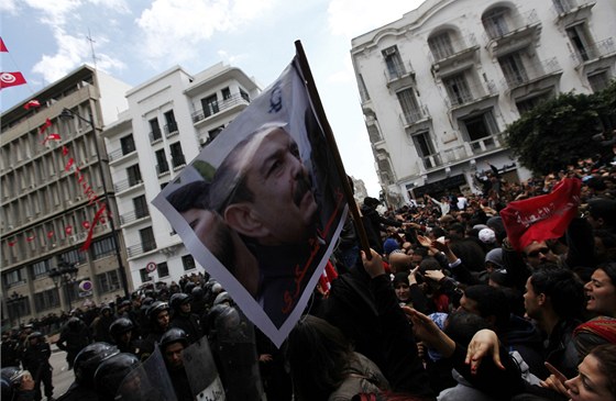 V tunisku to po vrad opoziního pedáka ve. Pokus o sestavení proztaimní vlády selhal.