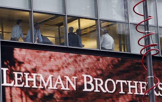 Symbolem globální finanní krize se stal krach investiní banky Lehman Brothers v roce 2008.
