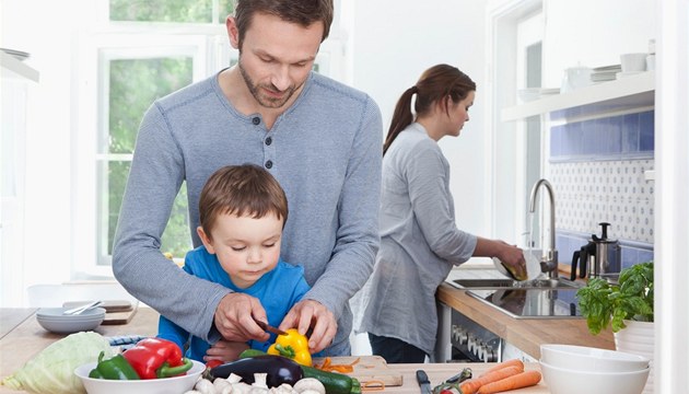 Chodí do práce jako mu�i, p�esto po�ád p�e�ívá stereotyp, podle n�ho� �eny musí