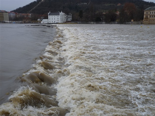 Vltava u Karlova mostu - opravdu mnoho vody