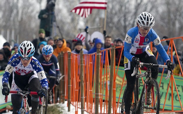 �eská cyklistka Kate�ina Nash (vpravo) v souboji s Ameri�ankou Katherine...