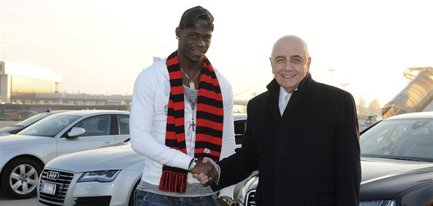 JEDEN Z N�JV�T�ÍCH ZIMNÍCH P�ESTUP�. Zlobivý úto�ník Mario Balotelli zamí�il z