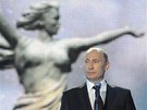 Ruský prezident Vladimir Putin promlouvá k davu na koncert k píleitosti 70.