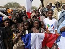 koláci oslavují znovuotevení základní koly v Timbuktu.