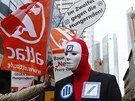 Demonstranti ped sídlem nejvtího podniku v Nmecku - Deutsche Bank -...