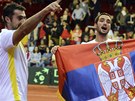 ZA VLAST. Srbtí tenisté Viktor Troicki (vpravo) a Nenad Zimonji slaví výhru...