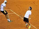 HOP! Italtí tenisté Fabio Fognini (vpravo) a Simone Bolelli kepí poté, co v