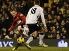 KLÍOVÝ MOMENT. Wayne Rooney, útoník Manchesteru United (vlevo), obsteluje