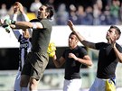 VÍTZSTVÍ. Fotbalisté Juventusu se radují z výhry nad Chievem Verona. V ele