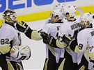 Hokejist Pittsburghu Penguins po zpase oslavuj vhru se svm brankem