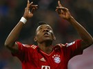 GÓL DO NEBE. David Alaba z Bayernu oslavuje svou trefu z bundesligového zápasu