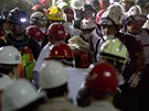 Záchranái odváejí lovka, který peil výbuch v hlavním sídle mexické ropné