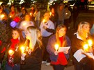 Pes sto lidí se svíkami uctilo památku zasteleného idie Charlese Polanda