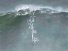 NA DIVOKÉ VLN. Surfa Garrett McNamara sjídí gigantickou vlnu u pobeí