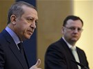 Turecký premiér Recep Tayyip Erdogan pi setkání s pedsedou eské vlády Petrem