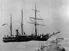 Dvojsnímek Shackletonovy lod Endurance: vlevo plavidlo uvznné v ledu (14....