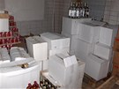 V nelegálním skladu byly i stovky lahví s etiketou Likérky Drak
