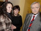 Olga Rotreklová s dcerou a jejich advokát Karel Friml (18. ledna 2012)