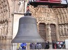 Obí zvony dorazily do katedrály Notre-Dame.