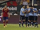 RADOST A ZMAR. Uruguaytí fotbalisté se radují z gólu, panlm do smíchu není. 