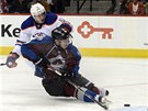 Matt Duchene z Colorada ohrouje i v pádu edmontonského gólmana Devana Dubnyka.