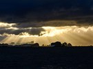 Dramatickou oblohou nás vítají Jiní Shetlandy.