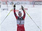 PRVNÍ. Norská bkyn Kristin Störmer Steiraová slaví vítzství ve skiatlonu v