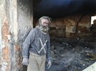 Bezdomovec Ludvík Doležal přežívá v zchátralé konírně u Skřivan na
