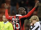 JSEM TU. Útoník Mario Balotelli slaví svj první gól za AC Milán.