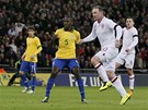 GÓL! Anglický útoník Wayne Rooney (vpravo) skóruje proti Brazílii.