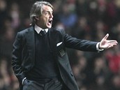 HRAJTE! Roberto Mancini, manaer Manchesteru City, nespokojen sleduje, jak