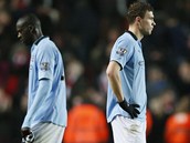 VPADEK. Yaya Tour (vlevo) a Edin Deko, fotbalist Manchesteru City, smutn