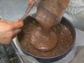 Kakaovou hmotu nalijte do dortové formy na připravenou spodní část. 