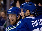 Vancouvert hokejist Alexander Edler a Henrik Sedin se raduj z glu.