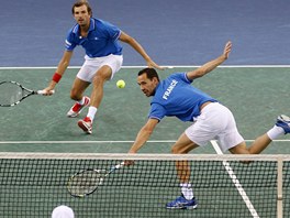 BRATE SÍ. Francouztí tenisté Michael Llodra (vpravo) a Julien Benneteau...