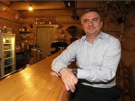 Vratislav Mynář ve své hospodě Na srubu v Osvětimanech.