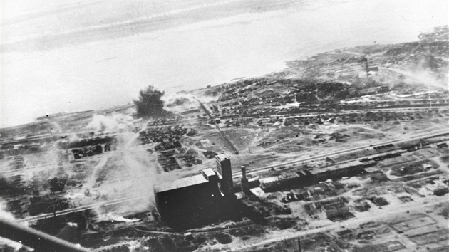 Stalingrad byl nejprve vystaven tkmu leteckmu bombardovn, v jeho dsledku se msto zmnilo v trosky.
