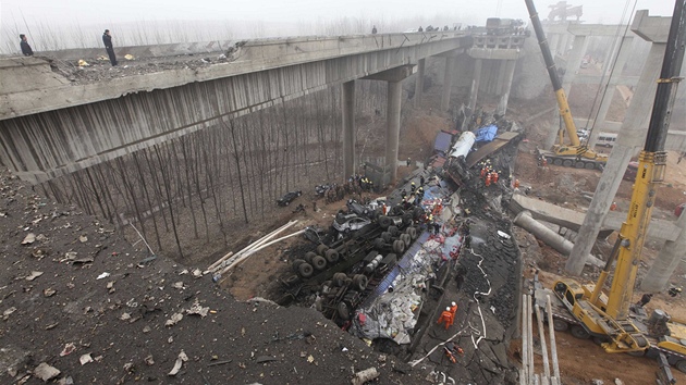 Nsledky vbuchu kamionu s pyrotechnikou na dlninm most v nsk provincii Che-nan (1. nora 2013)