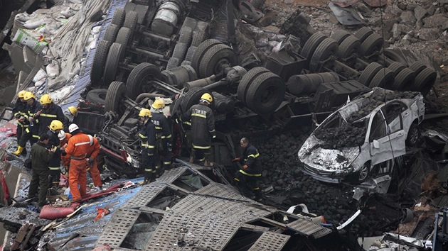 Nsledky vbuchu kamionu s pyrotechnikou na dlninm most v nsk provincii Che-nan (1. nora 2013)